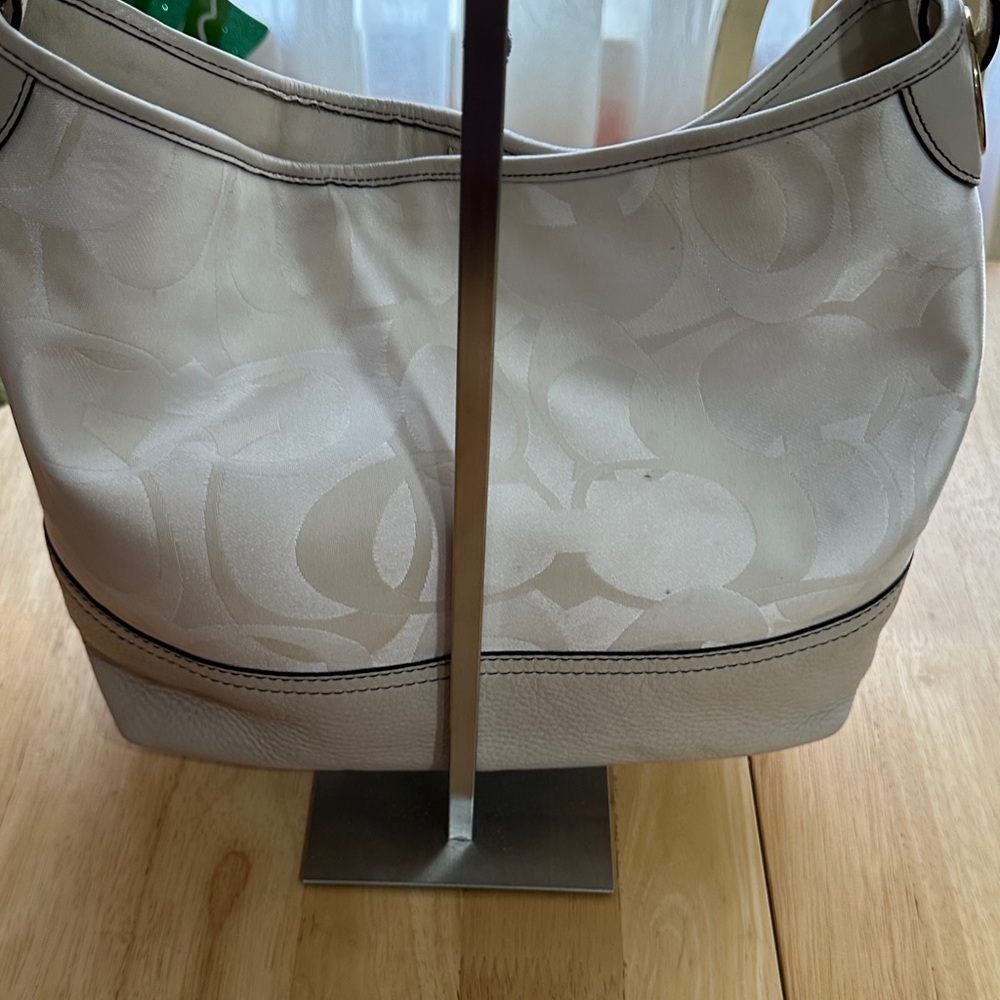 Coach 2006 Cream Designer Hobo Bag Like New - Picture 5 of 14
